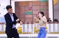 小姐姐在小姐姐面前跳舞,小姐姐面前小姐姐的精彩舞姿