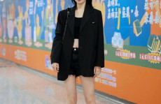 杭州小姐姐过马路视频,萌态十足引网友热议