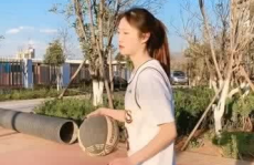 小姐姐运球,小姐姐球场风采独领风骚
